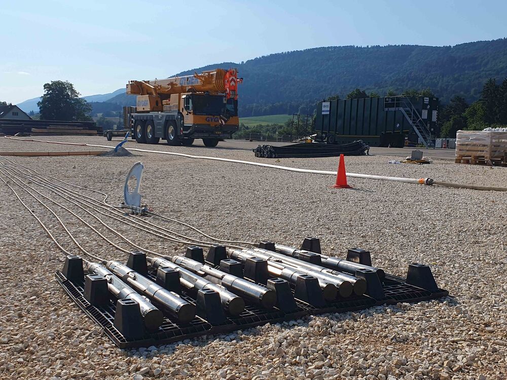 Eine Kette aus acht Seismometern, die durch Kabel miteinander verbunden sind, wartet darauf, in der Bohrung in 3800 Metern Tiefe installiert zu werden. Diese hochpräzisen Instrumente werden in der Nähe der Wasserinjektionszone im Gestein eingesetzt und ermöglichen eine viel genauere Überwachung der Prozesse im tiefen Untergrund als mit Seismometern an der Oberfläche. (Foto: Geo-Energie Suisse AG)